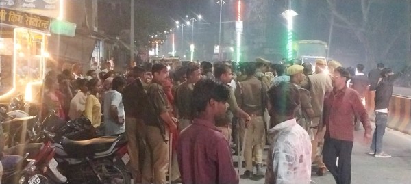 नाली के विवाद में पुलिस पर मारपीट का आरोप लगा ग्रामीणों ने पुलिस चौकी का किया घेराव