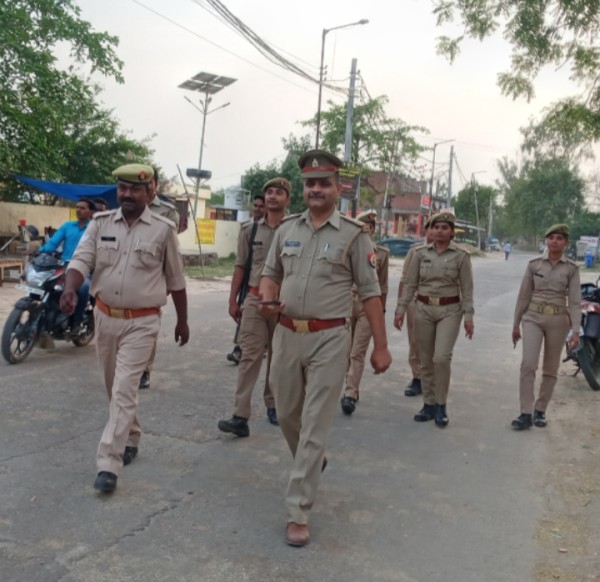 आगामी त्यौहार रमजान के मद्देनजर नगर पंचायत नगराम में पुलिसकर्मियों ने किया भ्रमण