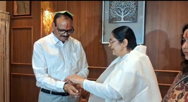 ब्रह्माकुमारी संस्था की महिलाओं ने डिप्टी सीएम की कलाई पर बंधा रक्षा सूत्र ।