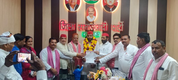 उदित यादव को सपा का सचिव बनाए जाने पर पार्टी कार्यकर्ताओं ने किया स्वागत