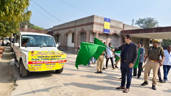 पशु चिकित्सा सचल वाहनों को हरी झण्डी दिखाकर डीएम ने किया रवाना