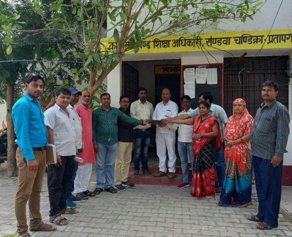 पूर्व माध्यमिक शिक्षक संघ के ब्लॉक अध्यक्ष के नेतृत्व में सौंपा गया ज्ञापन