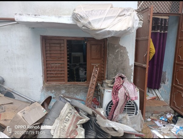 इलेक्ट्रॉनिक की दुकान में खिड़की काटकर घुसे चोरों ने नगदी सहित लाखों के सामान उड़ाए