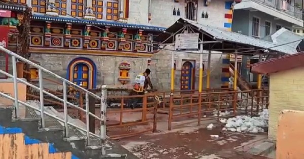 बद्रीनाथ मंदिर सहित बद्रीनाथ धाम को किया गया पूरी तरह सेनेटाइज