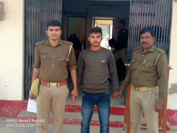 06 देसी बम के साथ एक वांछित अभियुक्त गिरफ्तार