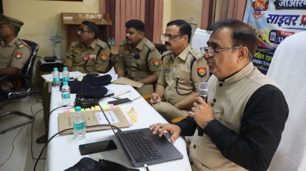 साइबर अपराधियों से निपटने के गुर सीख रहे जीआरपी के जवान, रक्षित टंडन ने सिखाए बचाव के तरीके