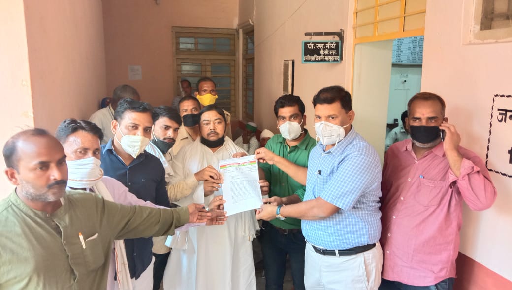विधान सभा अध्यक्ष सहित सपा कार्यकर्ताओं ने उपजिलाधिकारी को दिया ज्ञापन ।