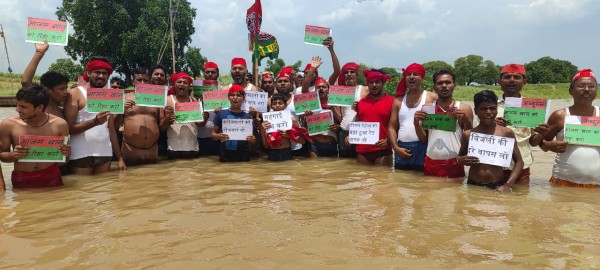 भाजपा सरकार की नीतियों के विरुद्ध सपाइयों ने किया जल सत्याग्रह