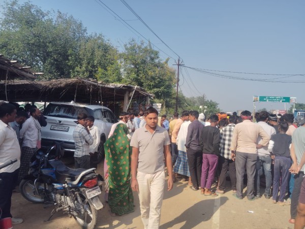 सड़क पार कर रहा बाइक सवार कार से टकराया, युवक की मौत दो बालिकाएं घायल