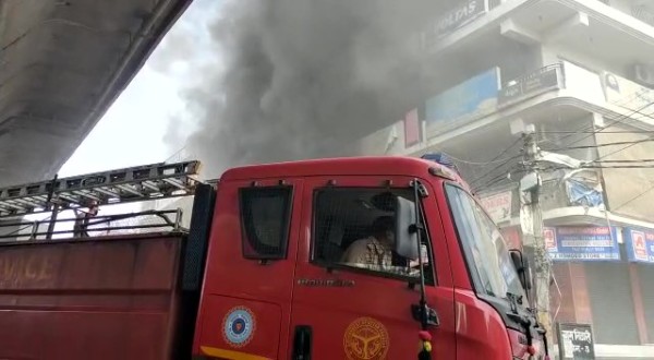 नोएडा: निठारी स्थित हंसराज कमर्शियल कंपलेक्स में लगी भीषण आग, फायर बिग्रेड की एक दर्ज़न गाड़ियों ने आग पर काबू पाने में जुटी