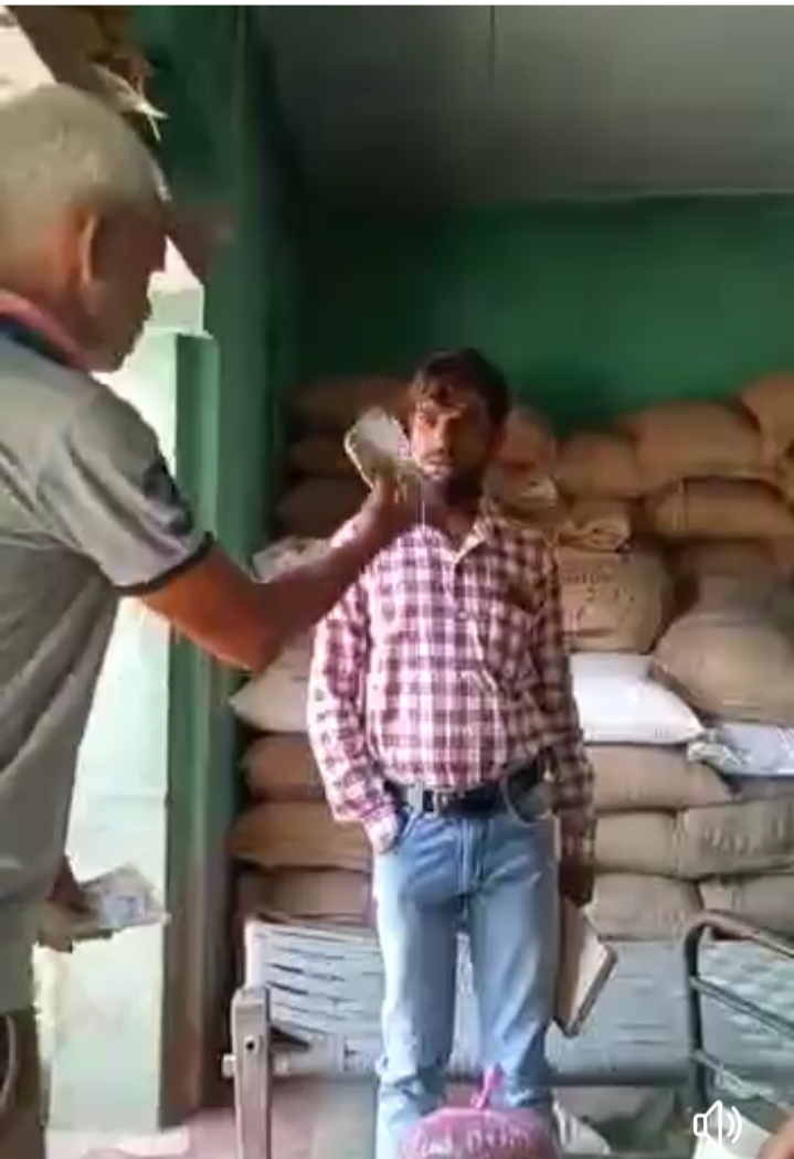 पलिया राय सिंह कोटेदार से ग्राम विकास अधिकारी का घूस लेते हुए वीडियो वायरल