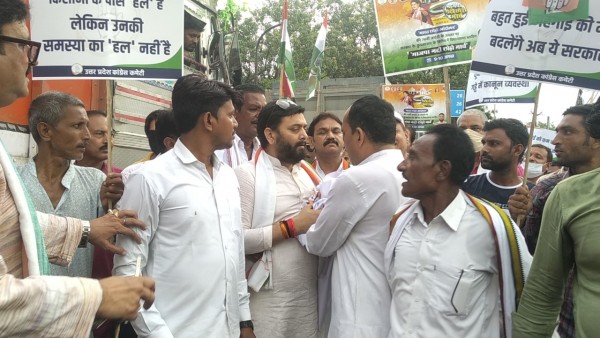 दो गुटों में विभाजित कांग्रेसियों के बीच जमकर हुई धक्का-मुक्की