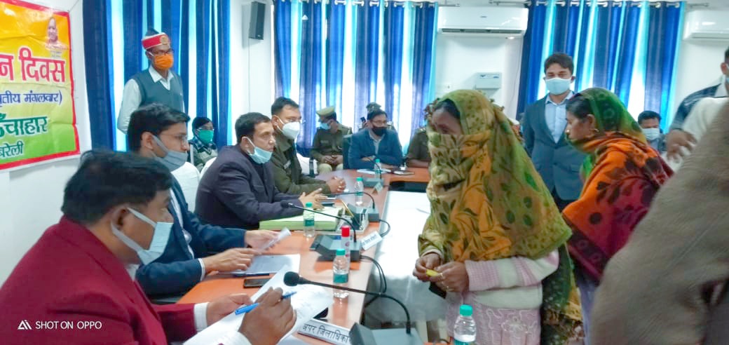 डीएम ने सम्पूर्ण समाधान दिवस तहसील ऊँचाहार में फरियादियों की समस्याओं को धैर्यपूर्वक सुना