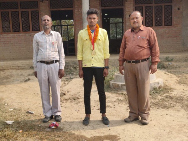 जिला स्तरीय दौड़ प्रतियोगिता में छात्र ने जीता मेडल