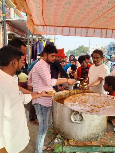 बड़े मंगल पर आयोजित हुए भंडारे, लोगों ने ग्रहण किया प्रसाद