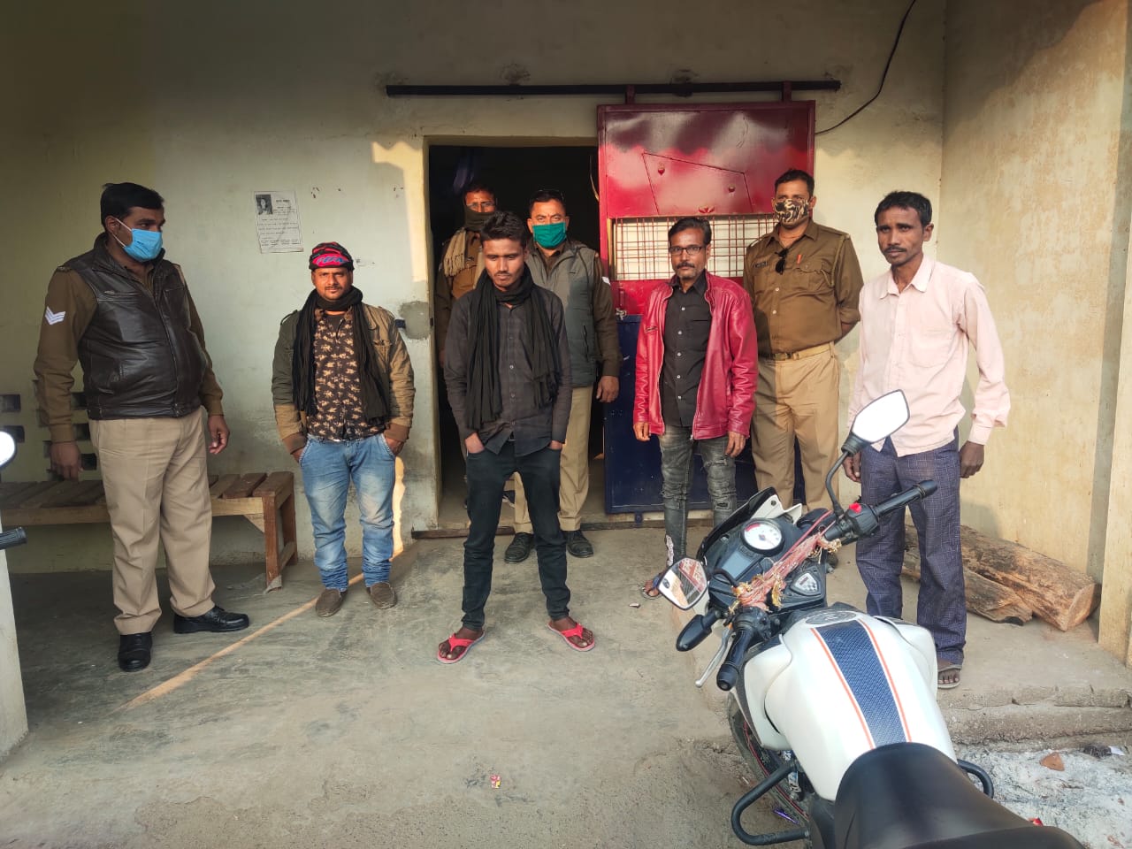 मूरतगंज चौकी पुलिस को मिली बड़ी कामयाबी, चार जुआरी गिरफ्तार