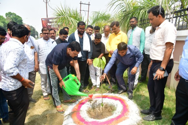 विश्व धरोहर दिवस पर मंत्री ए. के. शर्मा ने मऊ में किया पौधारोपण