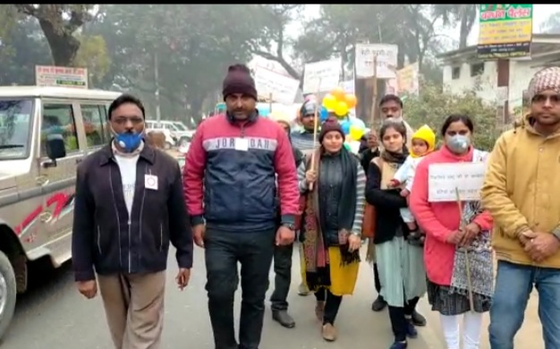 बेटियों को बेटों से कम न समझें--जिलाधिकारी