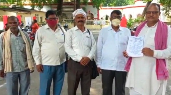 मिर्जापुर जिला मुख्यालय पर आज किसान संघ के कार्यकर्ताओं ने किया प्रदर्शन