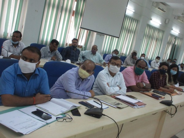 कलेक्ट्रेट स्थित सम्राट उदयन सभागार में कई गई समीक्षा बैठक