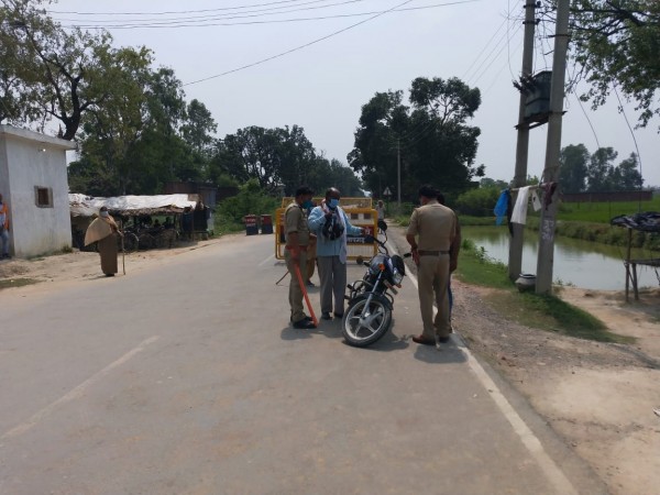 चिलचिलाती धूप और भीषण गर्मी में अपने कर्तव्यों का निर्वहन कर रही है पुलिस