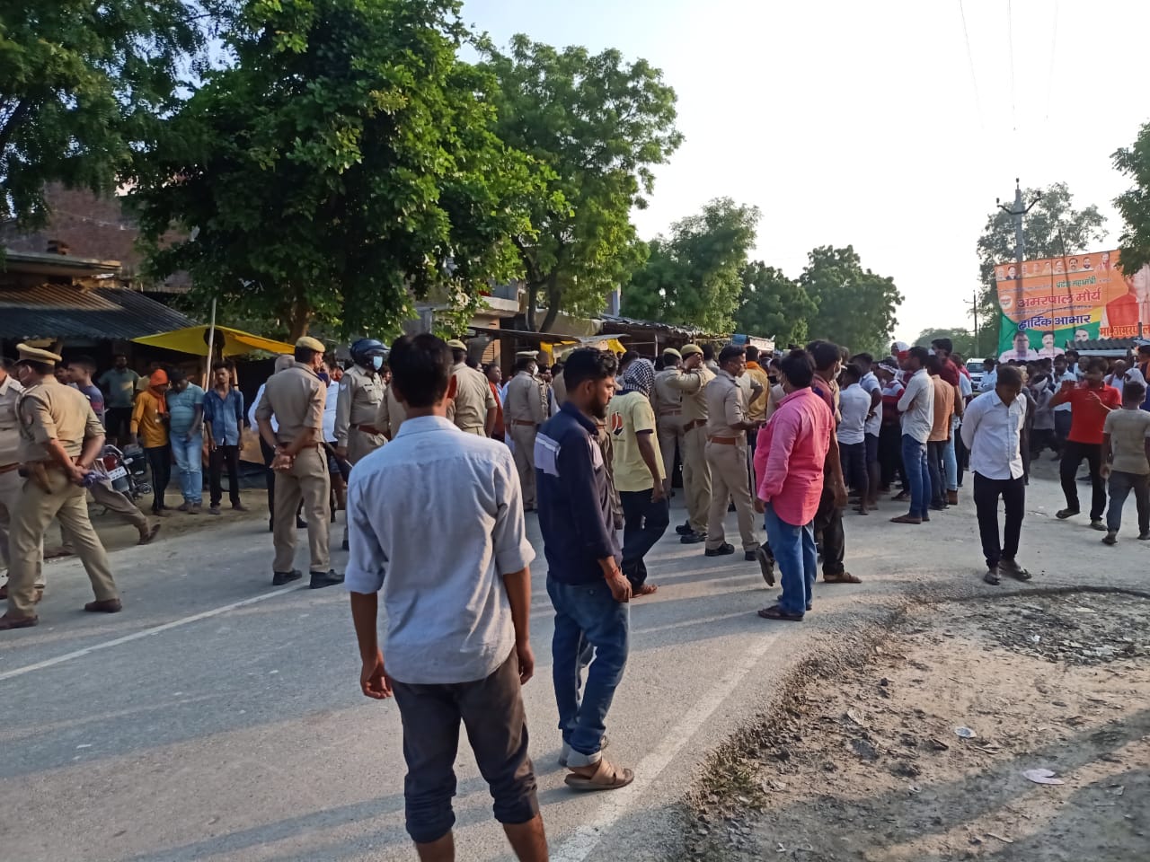 टीकाकरण के बाद हुई बच्चे की मौत, ग्रामीणों ने किया चक्काजाम ।