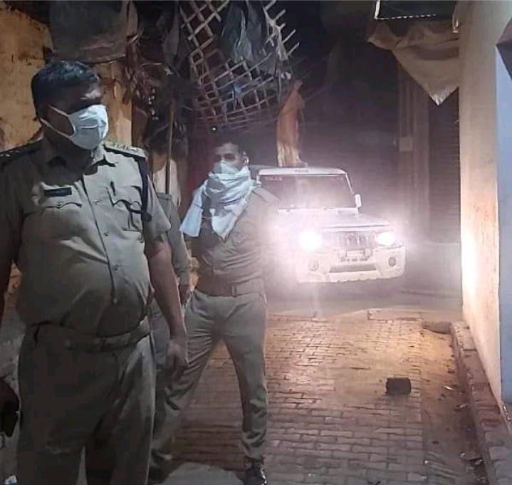 दबंगों ने घर में घुसकर की मारपीट बचाने पहुंचे मोहल्ले के लोगों पर किया पथराव मौके पर पहुंचे सीओ