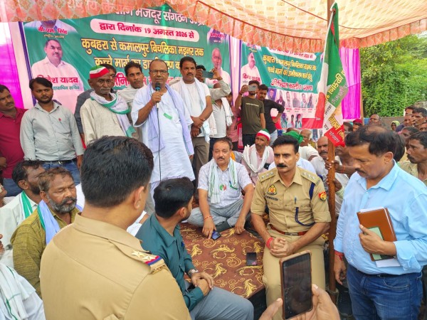 डीएम के आश्वासन पर किसानों ने समाप्त किया धरना