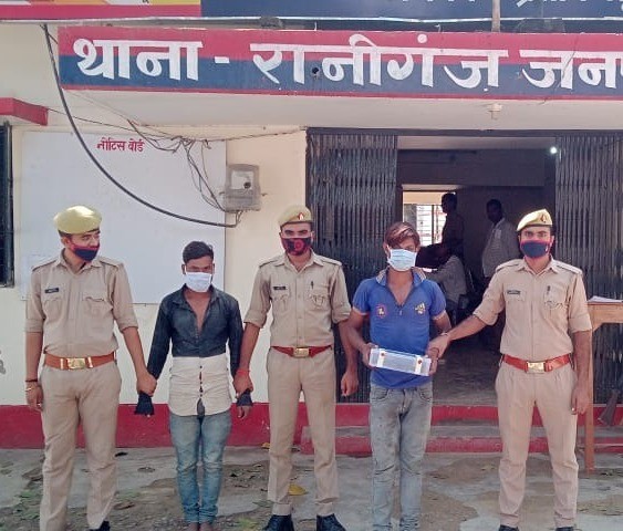 पुलिस मुठभेड़ में 02 अभियुक्त गिरफ्तार, सुतली बम व तमंचा कारतूस बरामद