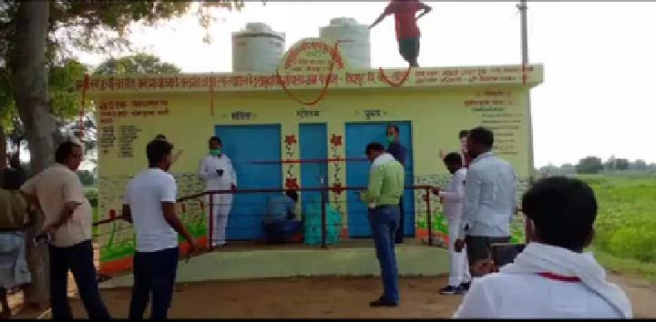 मिर्जापुर के बिदापुर में जिला पंचायत राज अधिकारी ने किया सामुदायिक शौचालय का उद्घाटन