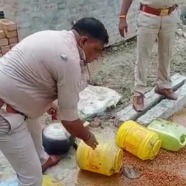 10 लीटर अवैध कच्ची शराब के साथ 01 महिला गिरफ्तार