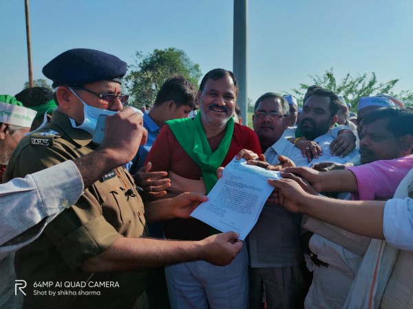 भारतीय किसान यूनियन ने दिहाड़ी मजदूरी करने वाली महिलाओं को लाकर टोल प्लाजा पर दिया धरना