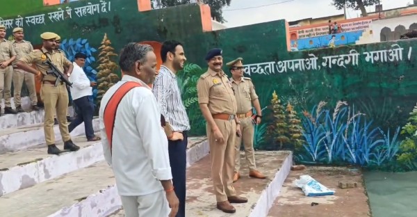 दुर्गा प्रतिमा विसर्जन को लेकर डीएम एसपी ने किया मूरतगंज तालाब का निरीक्षण