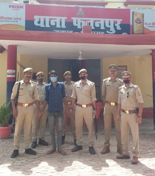 1 किलो 250 ग्राम अवैध गांजा व 02 सुतली बम के साथ एक अभियुक्त गिरफ्तार