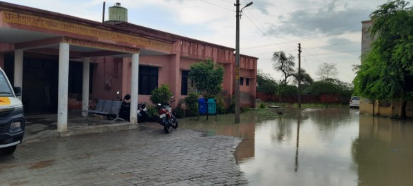 मामूली बरसात में भी तालाब में तब्दील हो जाता है सामुदायिक स्वास्थ्य केंद्र
