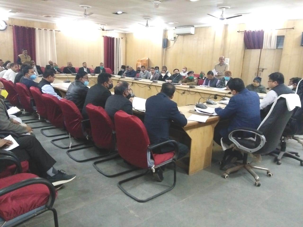 जिलाधिकारी ने कर-करेत्तर एवं राजस्व वसूली की समीक्षा की