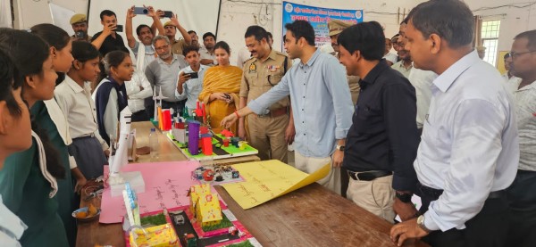 वैज्ञानिक सोच विकसित करें विद्यार्थी - डीएम