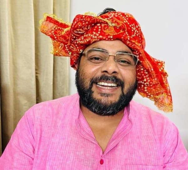 कैरियर, पैसे और अकेलापन….यह कैसी प्रगति? - डॉ.आर वी सिंह सेंगर