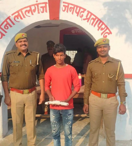 सोशल मीडिया पर अवैध तमंचे के साथ वायरल वीडियो में दिखाई देने वाला वांछित अभियुक्त गिरफ्तार