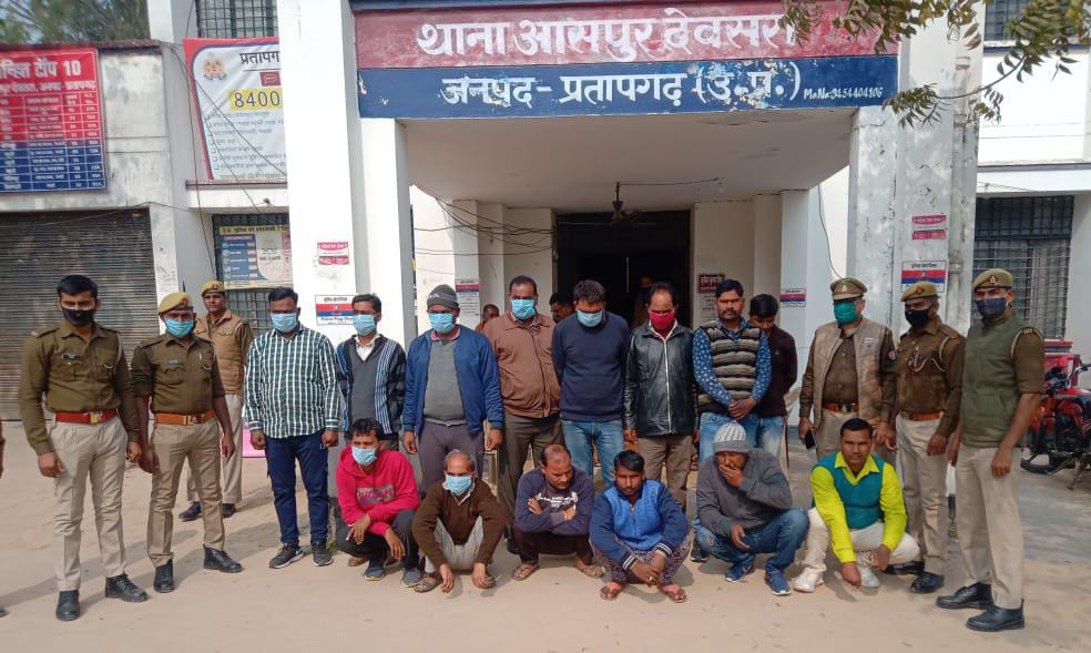 14 जुआरी गिरफ्तार, तास के 52 पत्ते, 13 मोटरसाइकिल, 13 मोबाइल फोन  व 84,560/- रुपये बरामद