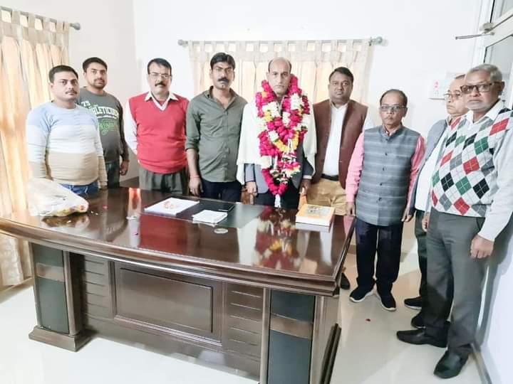 सेवानिवृत कर्मचारी को दी गई भावभीनी विदाई