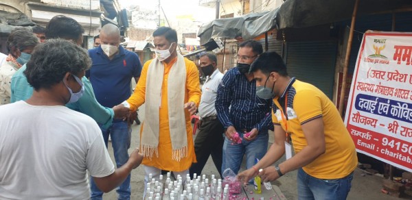 शहर के चौराहे-चौराहे पर  जरूरतमंदो की मदद कर  रही है ममता चैरीटेबल ट्रस्ट