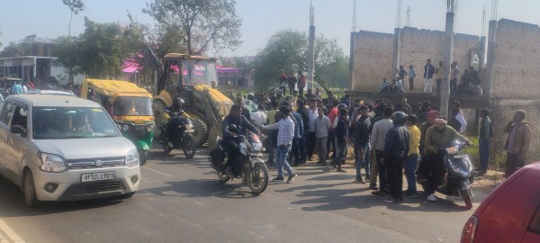 बाइक सवार को कार ने मारी टक्कर, एक की मौत तीन घायल