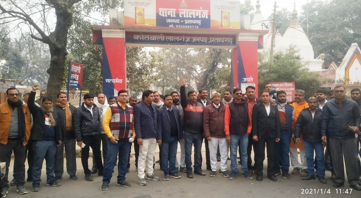 अधिवक्ता के घर डकैती पर भड़के वकील, विरोध प्रदर्शन कर सौंपा ज्ञापन