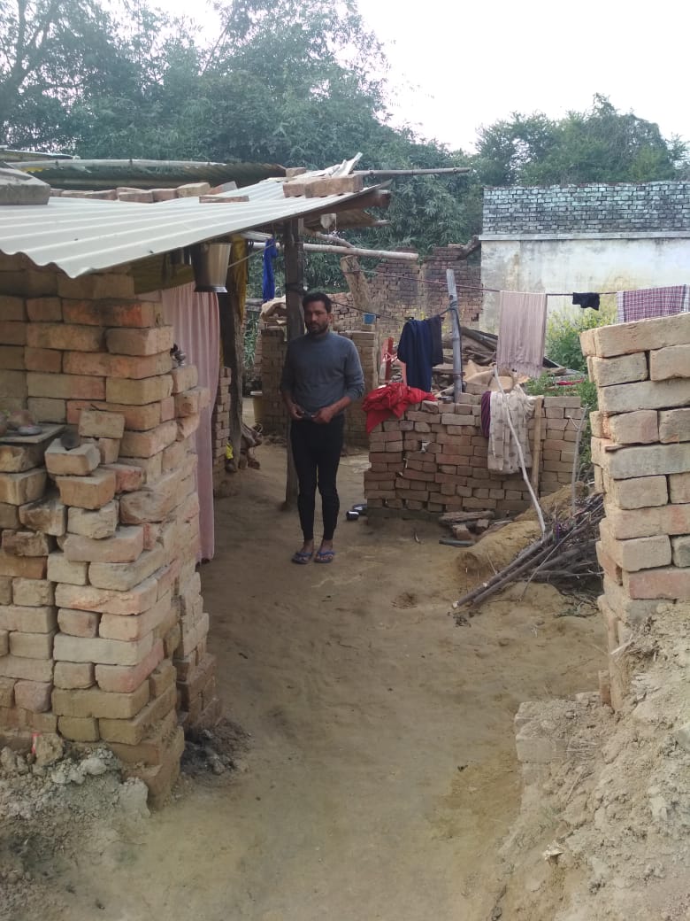 आवास के लिए दर दर की ठोकरे खाने को मजबूर हैं पात्र