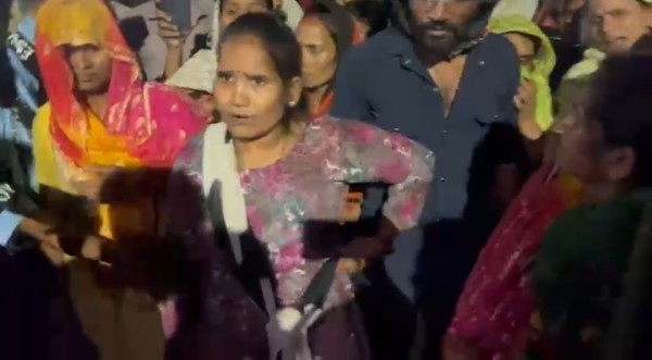 ठाकुरगंज में किशोरी की मौत पर परिजनों का सड़क जाम कर प्रदर्शन