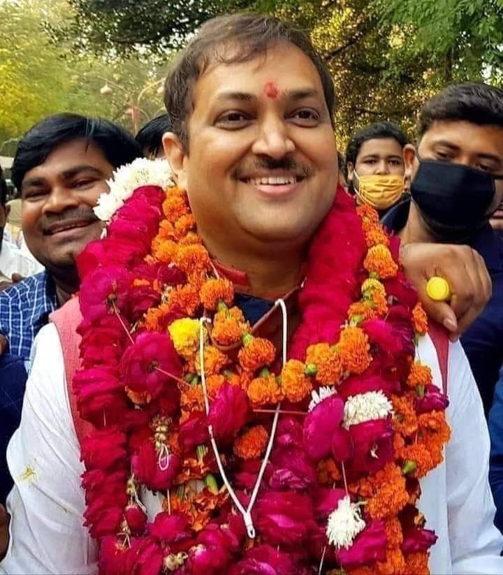 खंड स्नातक चुनाव में अवनीश कुमार सिंह की जीत पर लोगों ने दिया बधाई