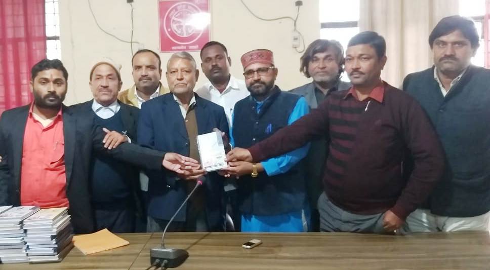 अधिवक्ता दिवस पर सम्मानित किये गये वरिष्ठ अधिवक्ता