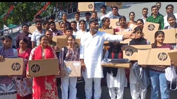 अखिलेश यादव ने मेरठ से आए मेधावी छात्र-छात्राओं को बाँटे लैपटॉप