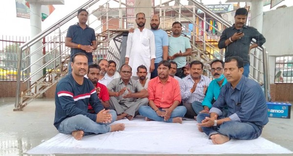 रामधुन के बीच प्रमोद व मोना के समर्थन में हुआ सांकेतिक उपवास